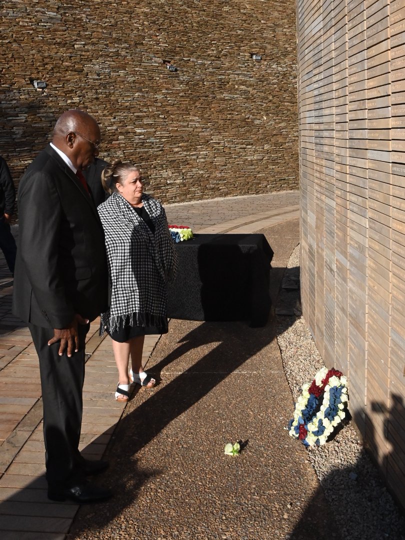 PresidenciaCuba's tweet photo. Con un homenaje a los internacionalistas cubanos caídos en #África, cuyos más de dos mil nombres se recogen en el Muro de los Nombres del Freedom Park, inició @SalvadorValdesM sus actividades en Sudáfrica, donde participará en la toma de posesión del Presidente Cyril Ramaphosa. https://t.co/AINJFIQlYV