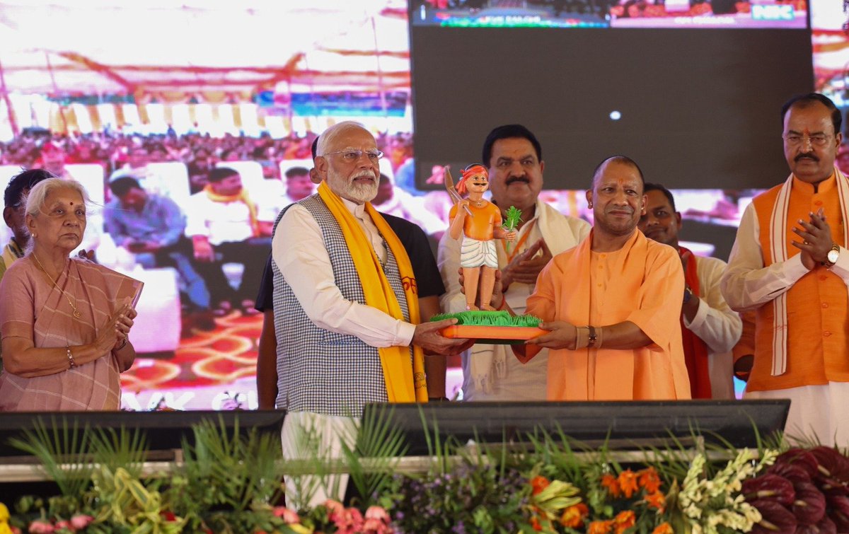 narendramodi's tweet photo. किसान सम्मान सम्मेलन में मुझे अपार आशीर्वाद देने उमड़ी काशी की देवतुल्य जनता-जनार्दन का हृदय से बहुत-बहुत आभार! https://t.co/Y69giEktBi