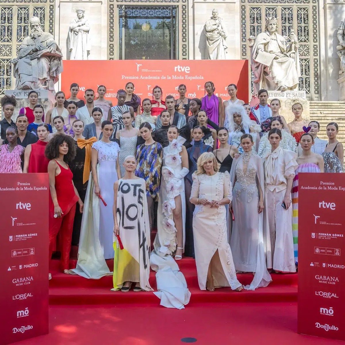 IconicEco's tweet photo. I Edición de los Premios Academia de la Moda Española
El glamour y el estilo fueron los protagonistas en el Teatro Fernán Gómez Centro Cultural de la Villa durante la celebración de la primera edición de los Premios Academia de la Moda Española. 
https://t.co/e3RwYRpVKs
#moda https://t.co/qKdsxg0bkt