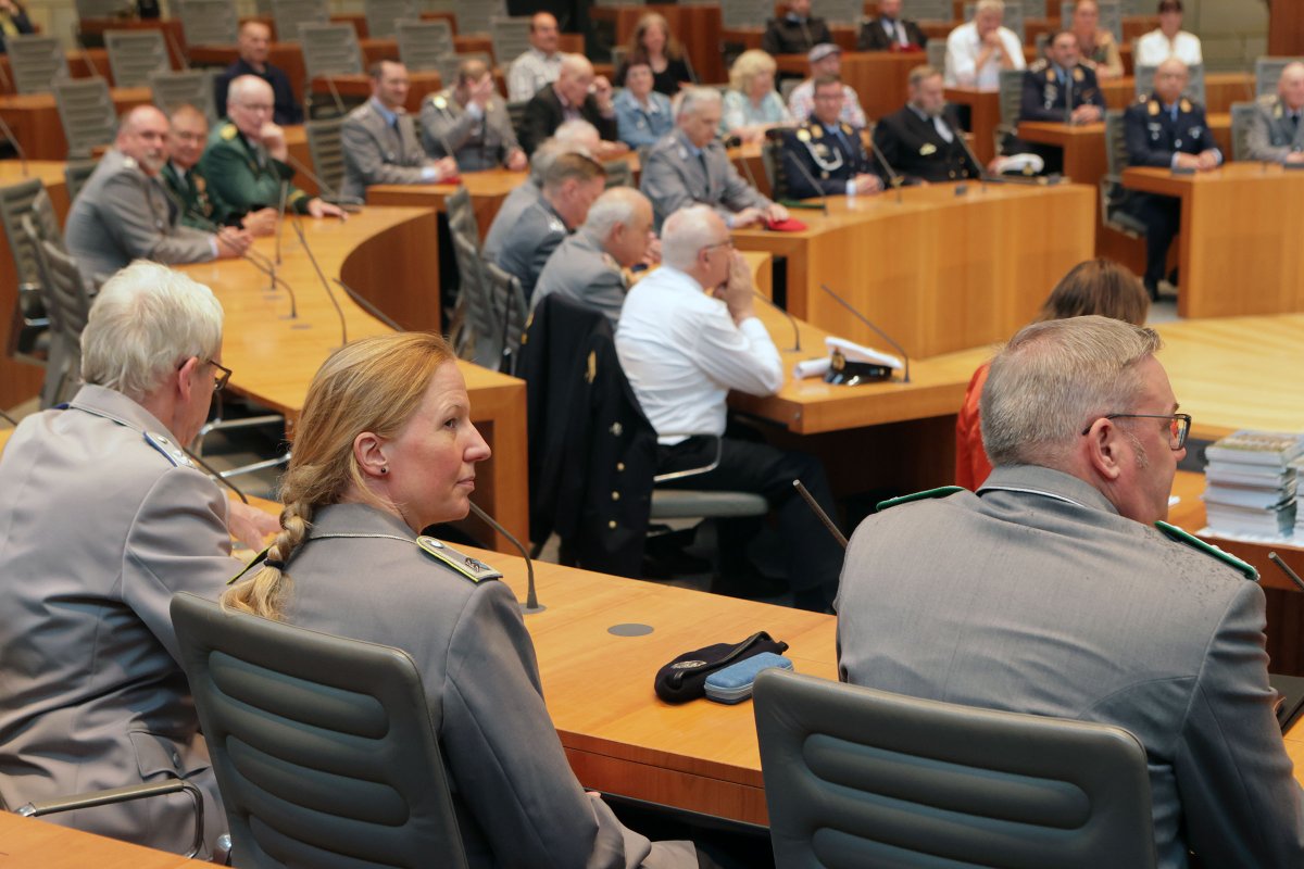 485.988 Euro Spenden haben Sammler/-innen des <a href="/Volksbund/">Volksbund</a> zusammengetragen. Der Verein kümmert sich um die Gräber von Kriegstoten und mahnt für den Frieden. #Präsident André Kuper und Landesvorsitzender <a href="/ThomasKutschaty/">Thomas Kutschaty</a> haben heute Helfer/-innen geehrt. ⤵️ 
landtag.nrw.de/home/aktuelles…