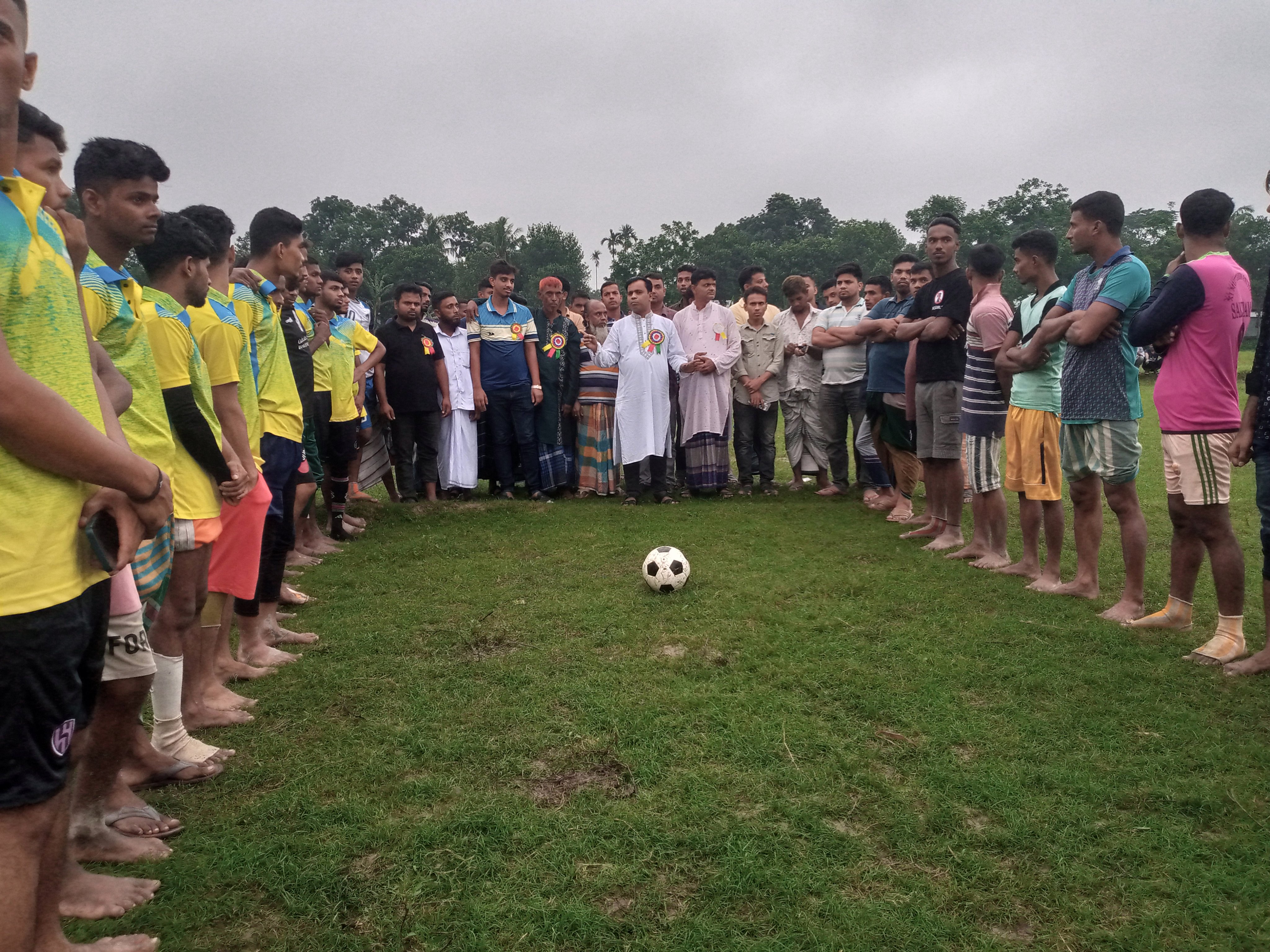 গ্রামীন ঐতিহ্যবাহী ফুটবল খেলায় ৩-১ গোলে বিবাহিত বিজয়ী