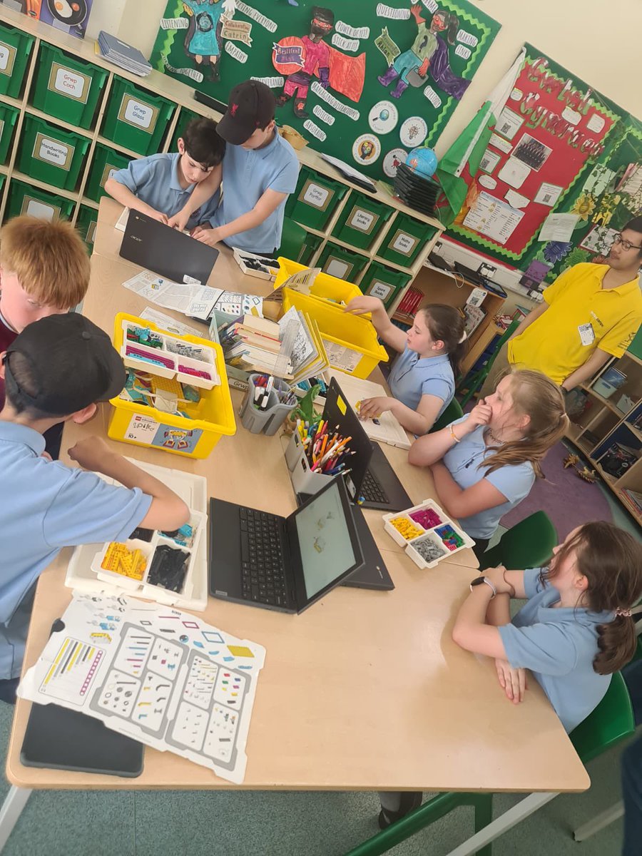 whitchurchprm's tweet photo. 5AD building and programming a Ribot Rhino to move, using our directional and mathematical knowledge! #WPSY5 #wpsstemweek https://t.co/CUrAJdKZg1