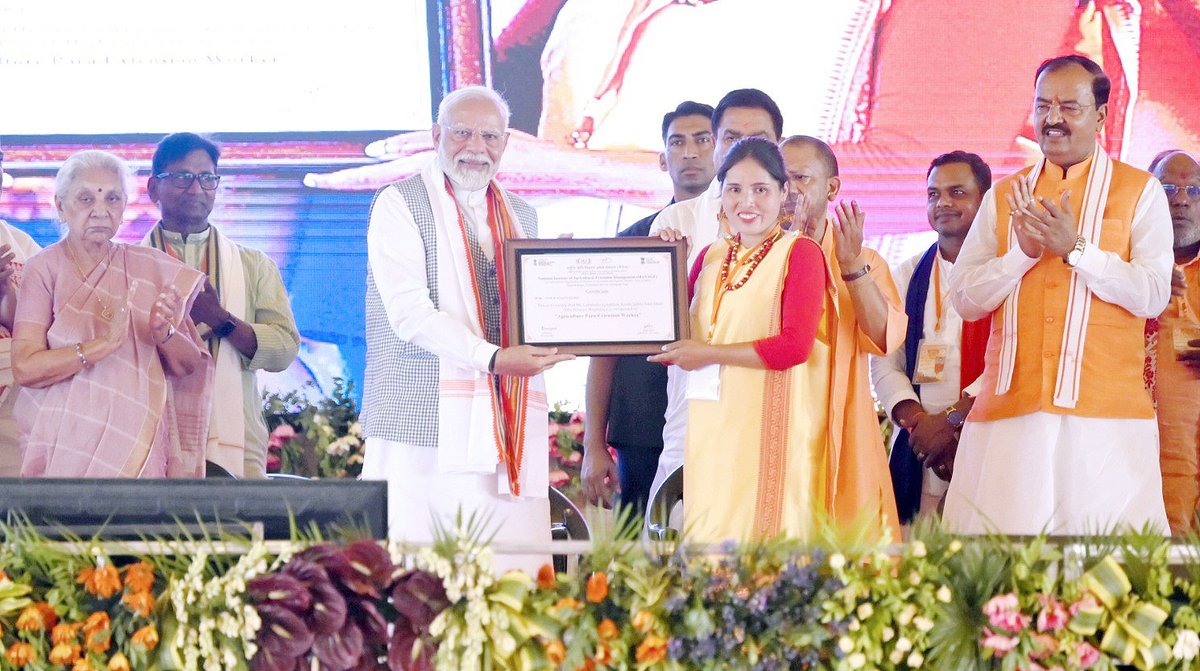 myogiadityanath's tweet photo. किसान-कल्याण हेतु निरंतर समर्पित आदरणीय प्रधानमंत्री श्री @narendramodi जी और माननीय केंद्रीय मंत्री श्री @ChouhanShivraj जी की उपस्थिति में आज वाराणसी में आयोजित 'किसान सम्मान सम्मेलन' में 'प्रधानमंत्री किसान सम्मान निधि' की 17वीं किस्त के रूप में उत्तर प्रदेश के 2 करोड़ 6 लाख 75 हजार अन्नदाता किसानों समेत देश भर के 9.26 करोड़ से अधिक किसान बंधुओं के खाते में ₹20 हजार करोड़ से अधिक की धनराशि हस्तांतर���त हुई है। इस अवसर पर स्वयं सहायता समूहों से जुड़ी कृषि सखियों को प्रमाण-पत्र भी वितरित किए गए।

आजादी के बाद वर्ष 2014 में पहली बार किसान भाई-बहन देश की राजनीति के एजेंडे का हिस्सा बने हैं। प्रधानमंत्री जी के यशस्वी नेतृत्व में किसानों के लिए अनेक योजनाएं चलाई जा रही हैं, जिनके सुखद परिणाम देश के सामने हैं। आज किसानों की आमदनी बढ़ी है और उनके जीवन में सकारात्मक परिवर्तन आया है।

किसान बंधुओं व कृषि सखियों को बधाई और प्रधानमंत्री जी का हार्दिक आभार!