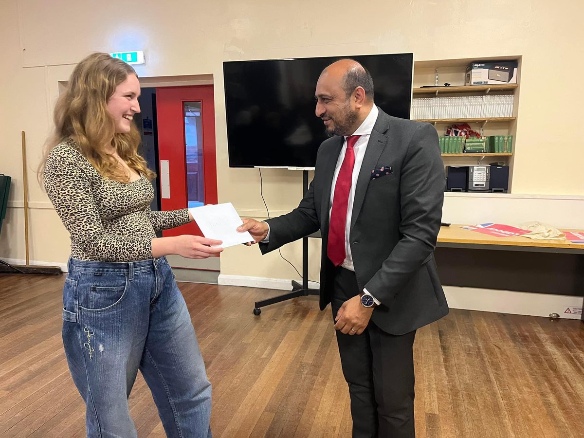 SleafordLabour's tweet image. A group of young people spent some time yesterday discussing the needs of future generations in our area with @HanifKhan_1 

👉🏻 Prolific use of supply teachers, lack of buses, climate change and feeling completely forgotten about by the tories.

They say #VoteLabour on July 4th.