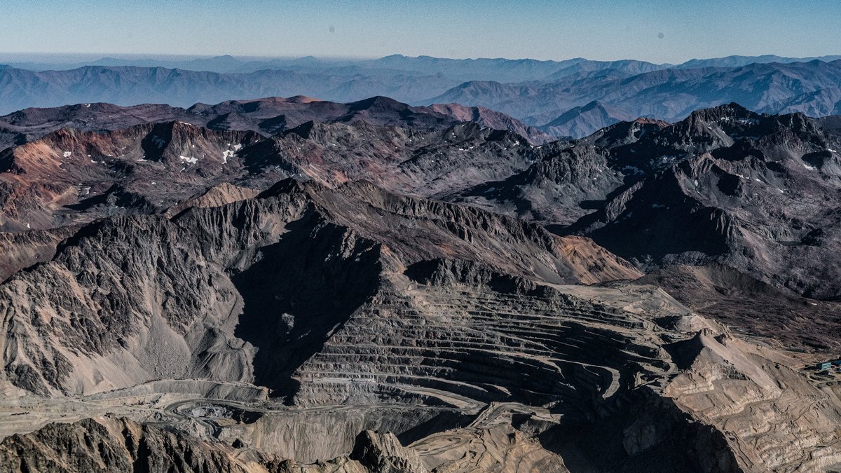 La foto que no te muestran todos los días: Así es como se ve una mina en plena Cordillera de Los Andes 😓

Amenazando a nuestros glaciares, agua, aire y biodiversidad. NO lo podemos permitir. Súmate en bajemoslosbronces.cl 

📸Nicole Kramm Caifal / Greenpeace