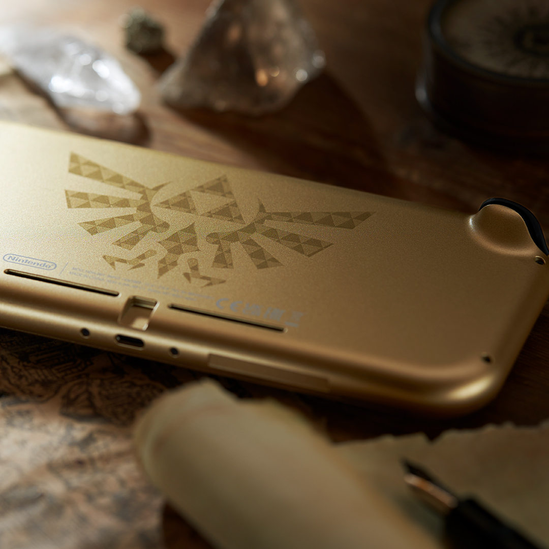 NintendoEurope's tweet photo. This special The Legend of #Zelda-themed #NintendoSwitchLite console arrives Sept 26th. Enjoy access to a range of classic The Legend of Zelda titles with the included 12-month #NintendoSwitchOnline + Expansion Pack Individual membership! https://t.co/jlAw3AJQxb