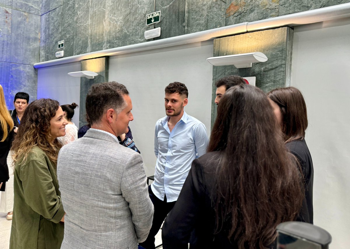 🏆 O noso director, <a href="/NEsmoris/">Nicolás Esmorís</a>, entregou o premio ao <a href="/CIFP_PazAndrade/">CIFP Valentín Paz Andrade</a> destacando o noso compromiso na formación dos futuros profesionais e agradeceu á <a href="/Xunta/">Xunta de Galicia</a> a posta en marcha de InnovaTech #FP, unha  oportunidade para os estudantes que fortalece a colaboración público-privada.