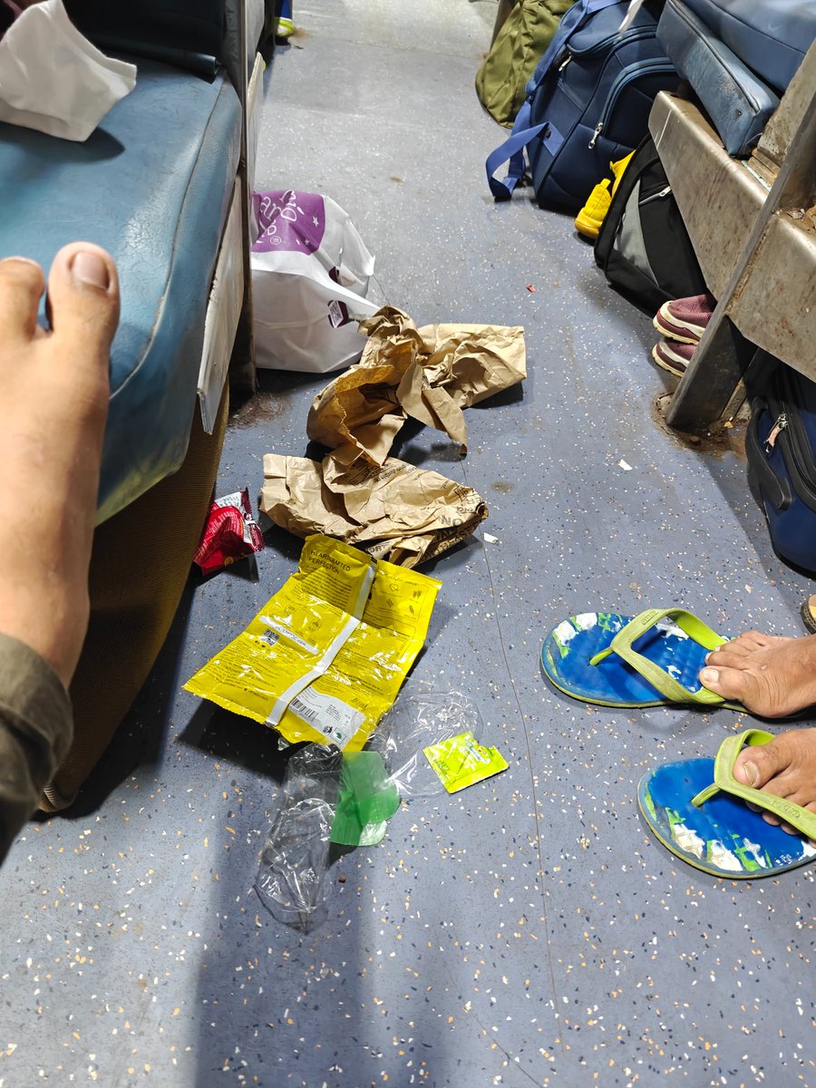 KripeshSah's tweet photo. @IRCTCofficial 
B12 coach 20505 Rajdhani Express 
No cleaning after evening 
Kindly check https://t.co/QhGqCoTX0w