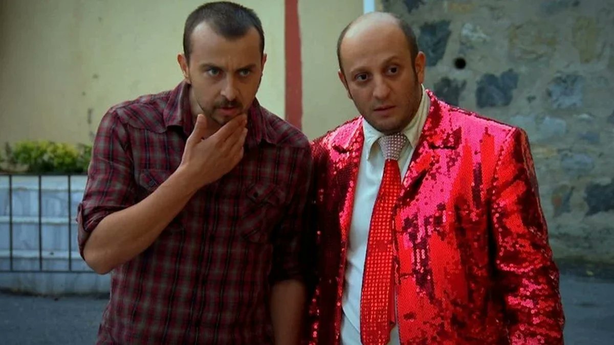 CryptoWolfManTR's tweet photo. Ali Atay ve Serkan Keskin'in başrolünde yer aldığı "Anonim" adlı dizi Exxen'de yayınlanacak.

Absürt komedi türündeki dizi; tarihi olayların günümüzde devam etmesini konu alacak. https://t.co/mswYDgUnsU