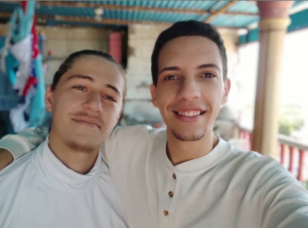 Amigo, ¿Dormiste bien anoche? ¿Pudiste conciliar el sueño? ¿Has comido algo desde que te detuvieron? ¿Has podido hablar con alguien?

Anoche no secuestraron a un activista, ni a un periodista, se llevaron a mi amigo, a mi hermano. 

Cómo duele saberse lejos...