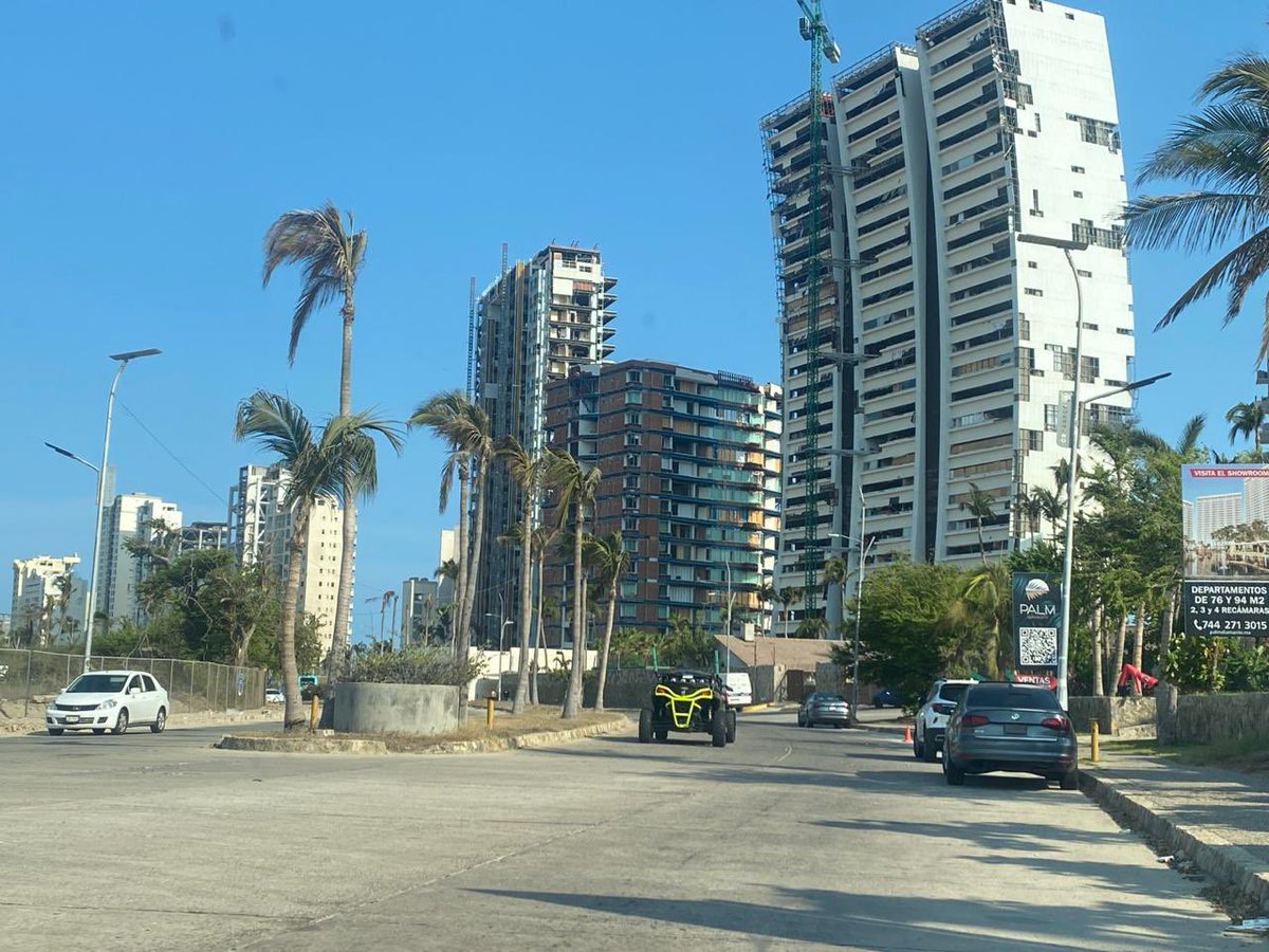 pvillalobosadan's tweet image. Uno de los senderos más hermosos de nuestro país está en #acapulco zona diamante comienza en #playaRevolcadero y termina en plaza #laIsla 

Hoy todo sigue destruido luego del paso del #HuracanOtis , parece zona de guerra 
😞😞😞😞