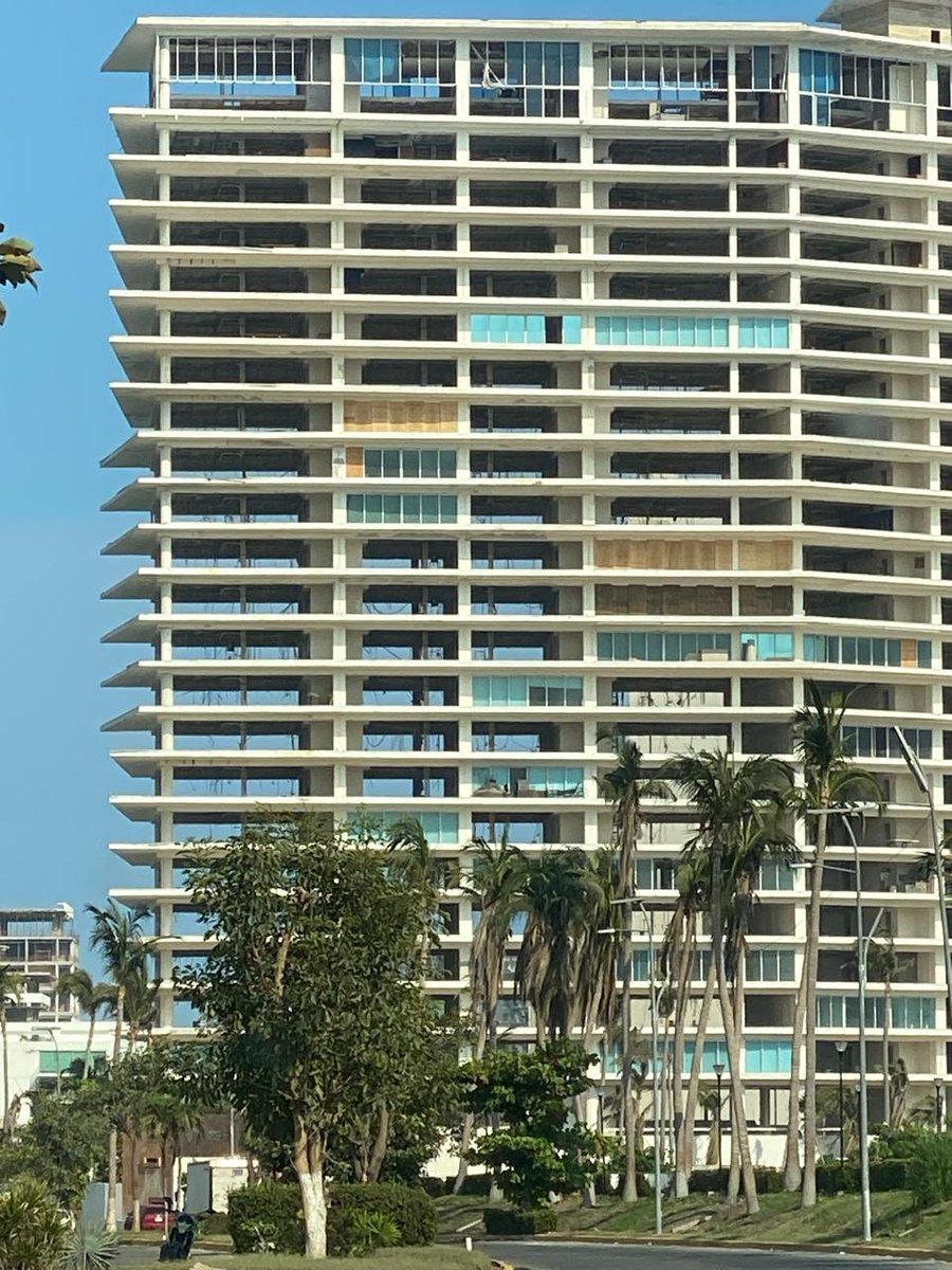 pvillalobosadan's tweet image. Uno de los senderos más hermosos de nuestro país está en #acapulco zona diamante comienza en #playaRevolcadero y termina en plaza #laIsla 

Hoy todo sigue destruido luego del paso del #HuracanOtis , parece zona de guerra 
😞😞😞😞