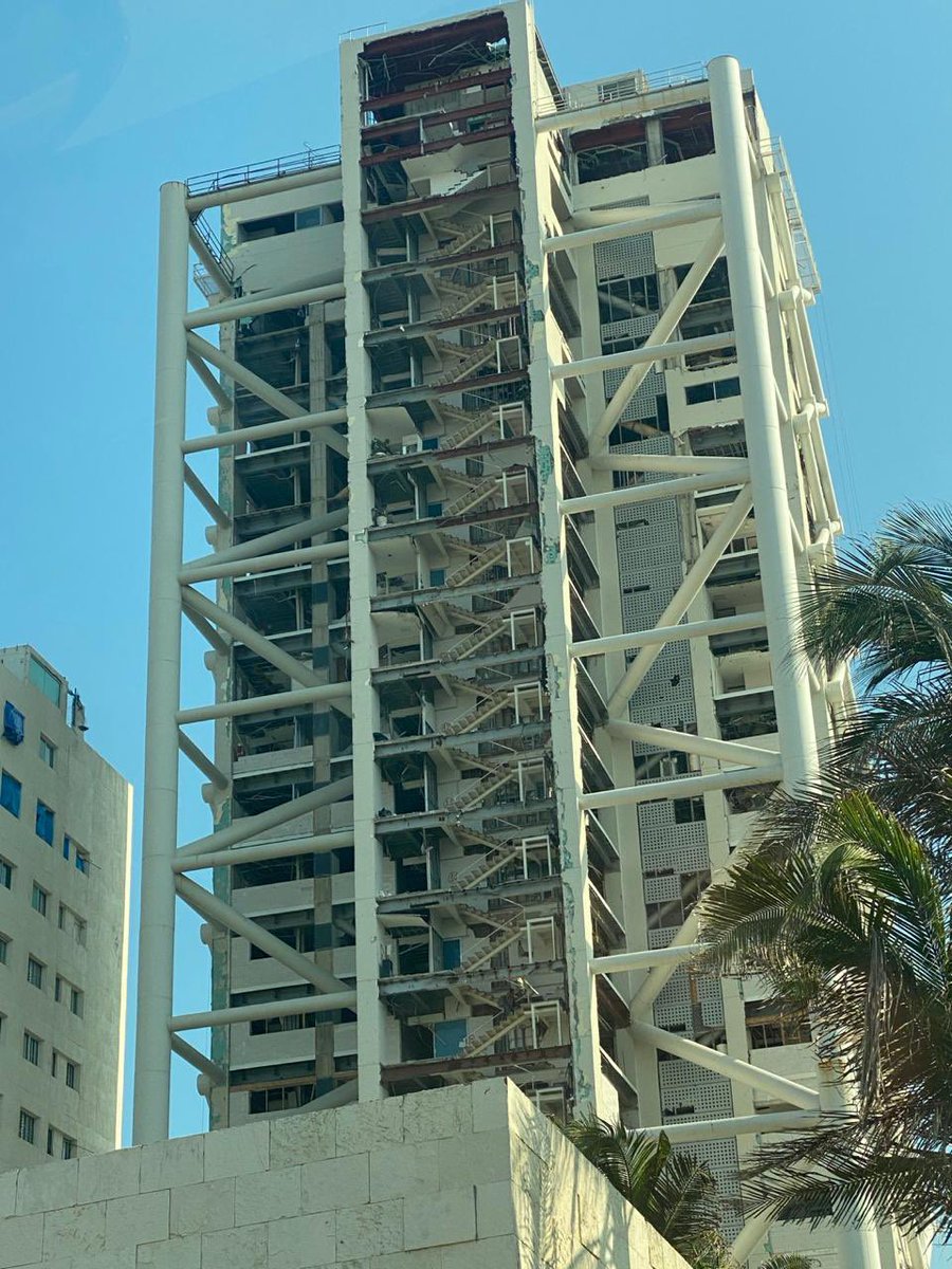 pvillalobosadan's tweet image. Uno de los senderos más hermosos de nuestro país está en #acapulco zona diamante comienza en #playaRevolcadero y termina en plaza #laIsla 

Hoy todo sigue destruido luego del paso del #HuracanOtis , parece zona de guerra 
😞😞😞😞