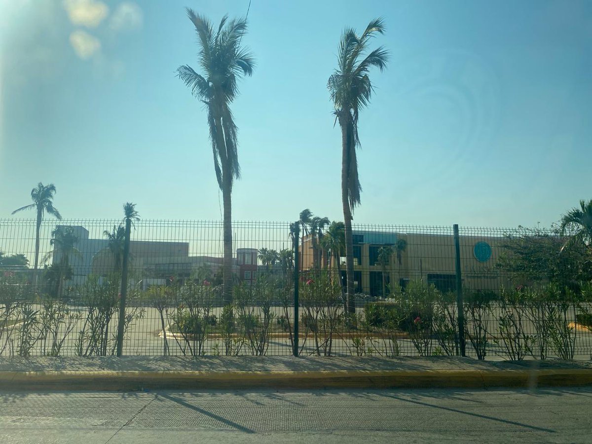 pvillalobosadan's tweet image. Uno de los senderos más hermosos de nuestro país está en #acapulco zona diamante comienza en #playaRevolcadero y termina en plaza #laIsla 

Hoy todo sigue destruido luego del paso del #HuracanOtis , parece zona de guerra 
😞😞😞😞