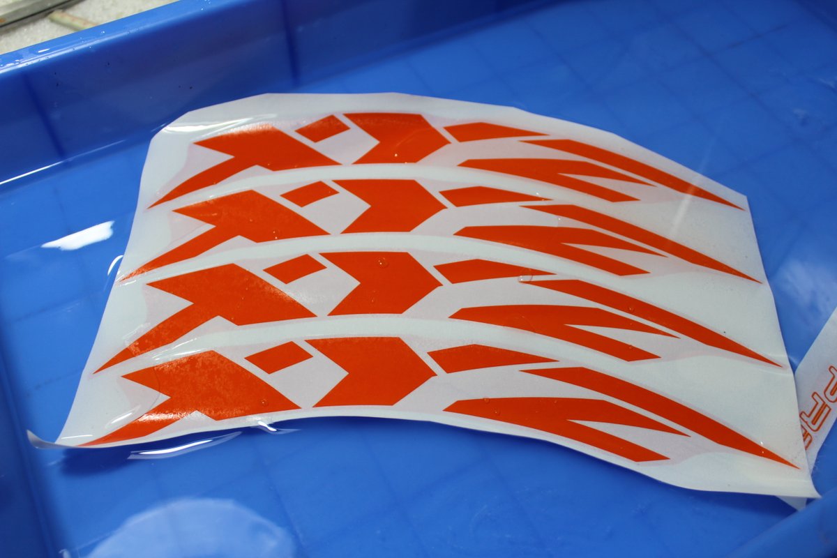 xyzbicycle's tweet image. Stick the special decal that has been soaked for about 3 minutes on the surface of the carbon fiber rim. #xyzworks #xyzrim