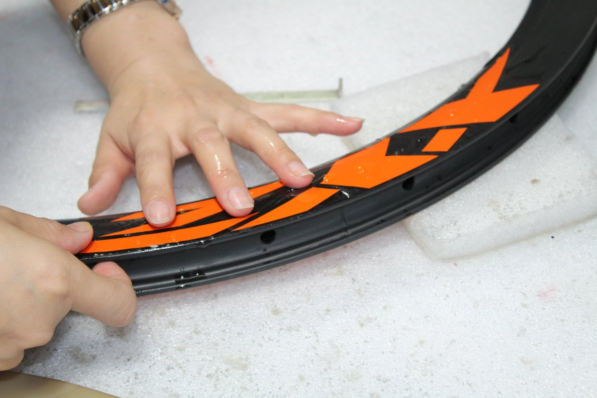 xyzbicycle's tweet image. Stick the special decal that has been soaked for about 3 minutes on the surface of the carbon fiber rim. #xyzworks #xyzrim