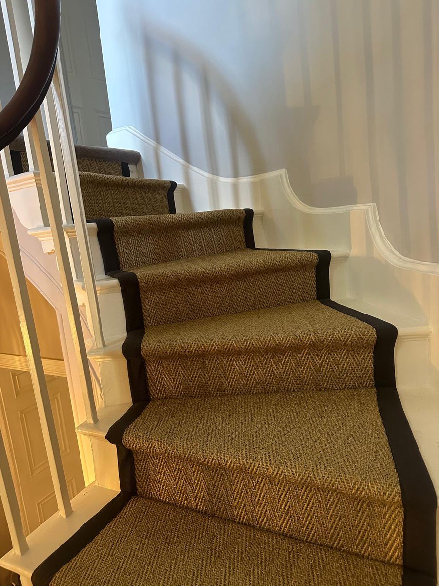 Gorgeous installation🤩

This customer chose <a href="/AlternativeFlr/">Alternative Flooring</a> Sisal Herringbone in herne colour with charcoal binding for their stair runner. What an amazing choice!

To choose your own flooring come and visit our showroom or call us on 01772 250682 to book your home visit📞🏠