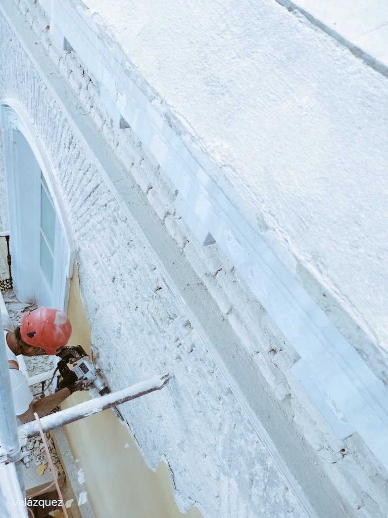 Eliminación de envolvente antigua del #Edificio #Rehabilitación #Sevilla #Comunidades #Andamios