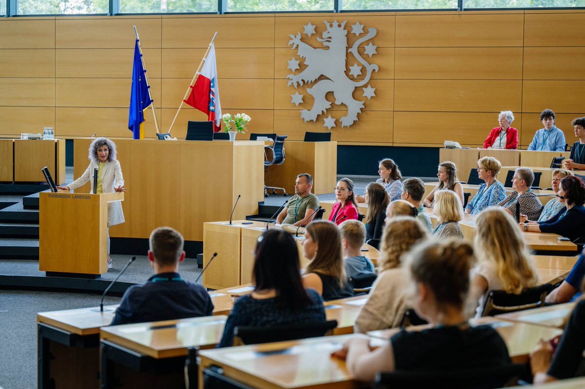 ThuerLandtag's tweet photo. „Der Sozialkundeunterricht vermittelt die Regeln des Zusammenlebens. Dazu gehören auch die grundlegenden Rechte wie das Wahlrecht", sagte LP'in @TLTpommer zur heutigen Verleihung des Abiturpreises Sozialkunde und des Sozialkundelehrerpreises.���� Mehr:👉 https://t.co/IFDktAqPnO 👈 https://t.co/dcD1ERgwvG