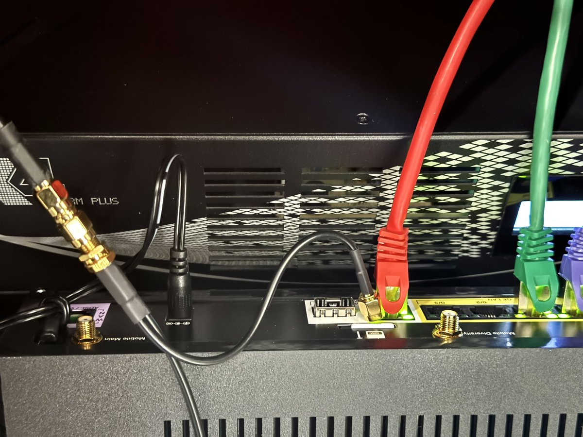 CoresystemFR's tweet image. Installation d’un relai 4G+ en cas de coupure fibre FTTO et FTTH. Avec handover. Detection et switch du trafic en moins d’1min. 50ms de delta. IP fixe conservee. Retour sur la fibre sans coupure. 🙏 #orangebusiness