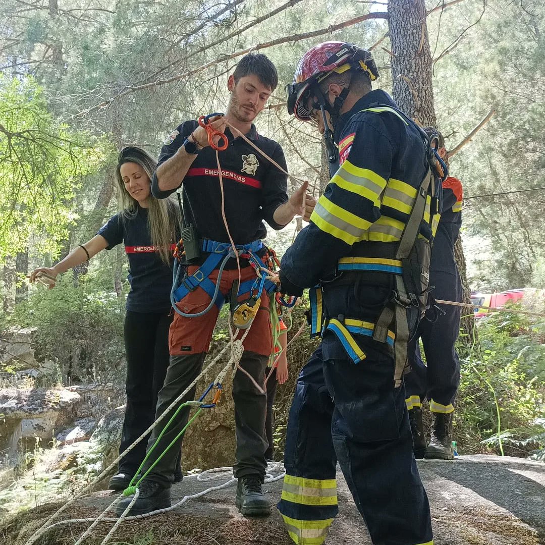 Pcbomberosvla's tweet photo. Este fin de semana hemos aprovechado para hacer prácticas de incendios forestales y prácticas de rescate en barrancos. Protección civil de La Adrada al servicio del ciudadano. 🚨 Emergencias 24/7 🚒

#proteccioncivillaadrada #lasprotescuentan#LaAdrada #emergencias #practicas https://t.co/LKpanXTIh8