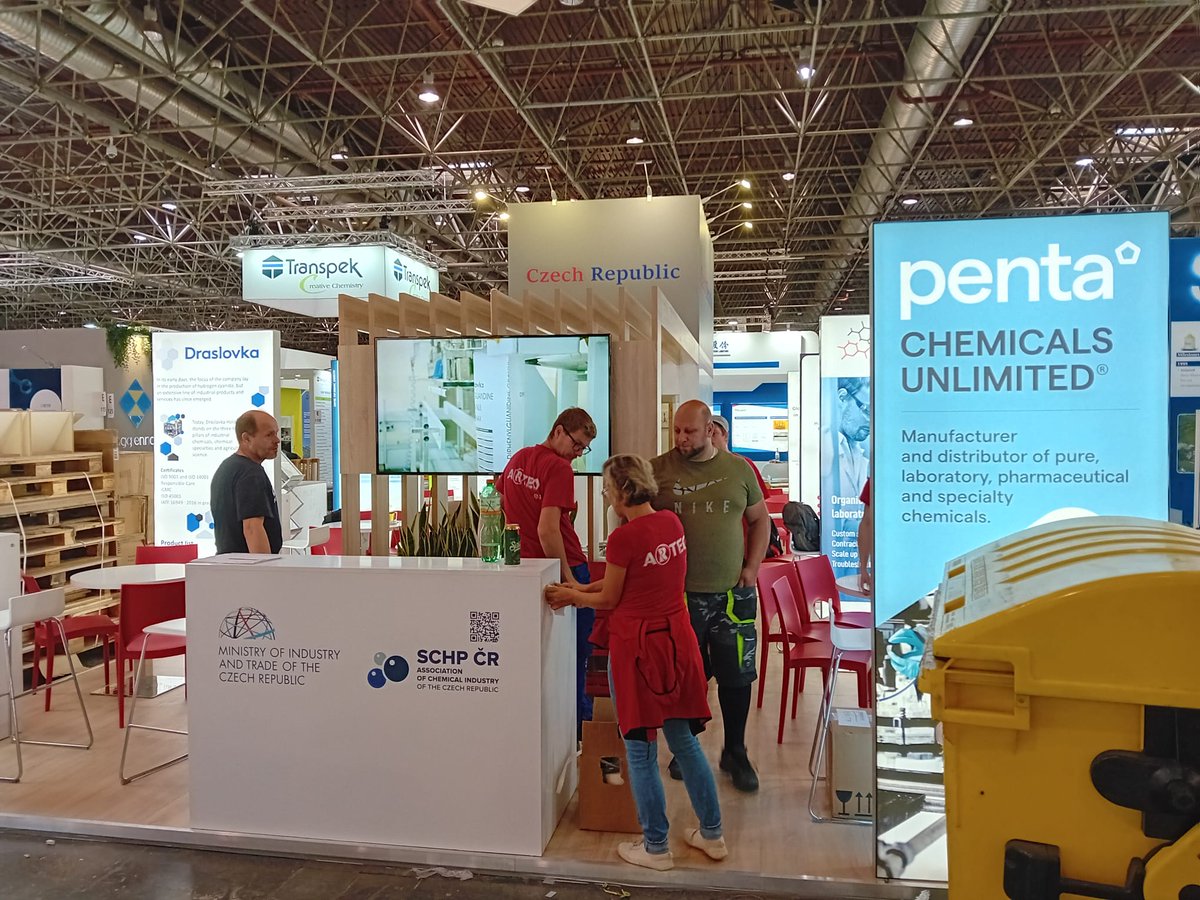 mpo_tweetuje's tweet photo. Výstaviště v Düsseldorfu se zítra otevírá pro veletrh #Chemspec. Naše 🇨🇿 expozice je téměř hotová. Držte palce našim ⚽ dnes a firmám zítra 👍 https://t.co/6l8UMdiHkj