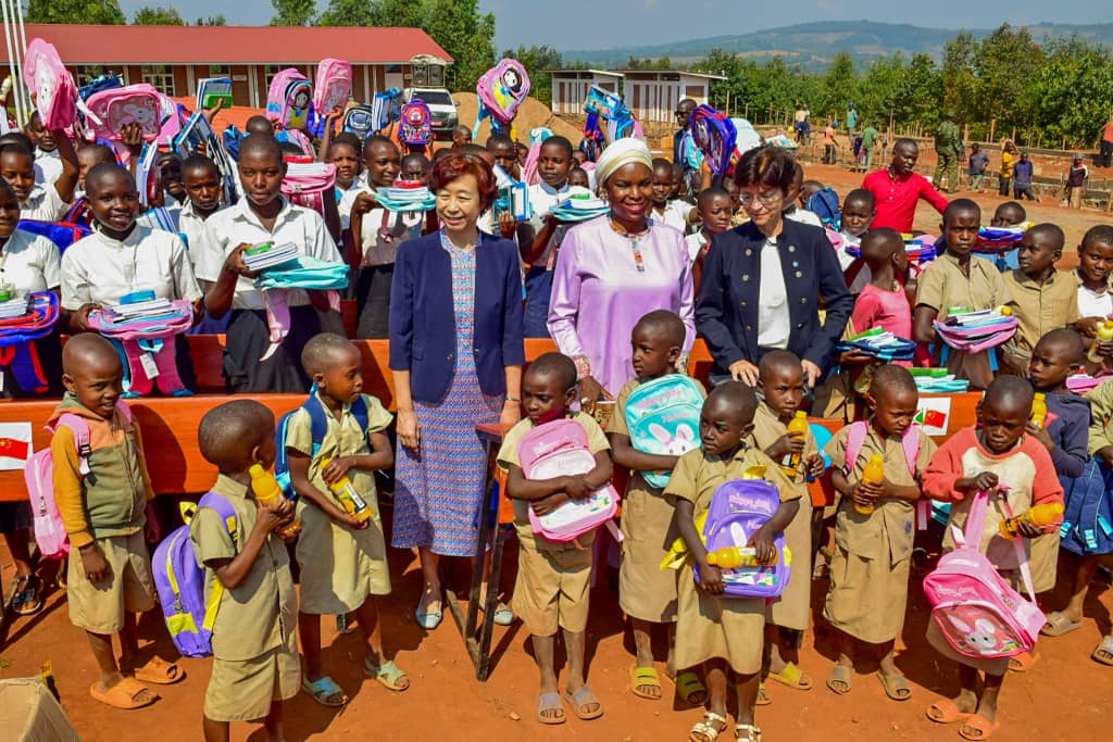 RTNBurundi's tweet photo. La @Burundi1stLady  et Présidente de la Fondation @action_bonne  a procédé à la réception  de 200 bancs-pupitres et les kits sclaires remis par  @AmbChineBurundi  en collaboration avec @UNICEF_Burundi . L'événement se déroule à l'ecole MAN_MANJUL FUTURE SCHOOL de #Gihinga https://t.co/pVXYqpFLcO