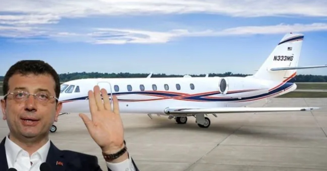 Yapar, tutulamaz, engelenemez bu adam. Yapar ve karşınıza geçip hiç bir şey olmamış gibi bakar...
Nasıl olsa arkasında her şart altında oy verecek ve yaptığı her hareketi alkışlayacak bir kitle var.
Ekrem İmamoğlu, bu defa da ailesi ve 14 kişilik bir heyetle Bodrum'dan