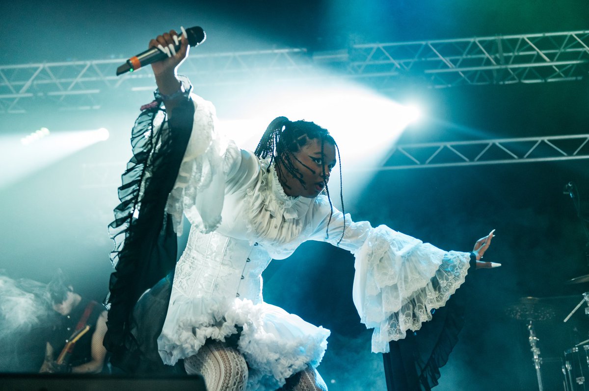 7Deadly_Spins's tweet image. It’s a @DownloadFest special toght on @phonicfm! 🤟

Fresh from the mud, the sweat, the beers, we report back with many band interviews, including:

@ALTBLKERA
@AlienWeaponry
@florenceblackUK
@urneband

Tune in from 10pm here:
phonic.fm

#DownloadFest #LiveRadio