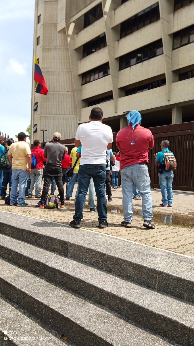 #18Jun  🇻🇪 📢 ¡Última hora! 

Justamente en el portón del TSJ de dónde calentamos motores para el Plantón hasta que se pronuncie la Dra Magistrada <a href="/BeatrizRabg/">Caryslia Beatríz Rodríguez</a>
Y dé justicia definitiva a 8 años en la calle por una <a href="/EmpresasPolar/">Empresas Polar</a> que continúa en DESACATO 
#ConMaduroEsMásSeguro