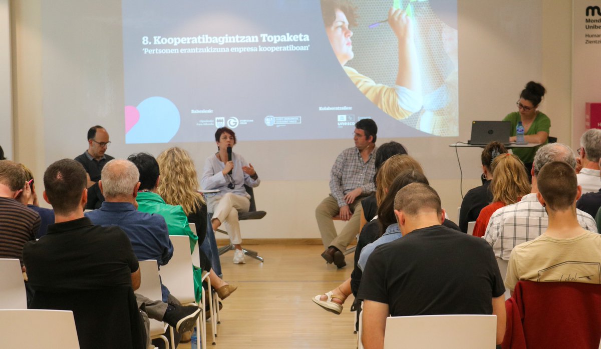 @LanDpto <a href="/MUnibertsitatea/">Mondragon Unibertsitatea</a> <a href="/euMONDRAGON/">MONDRAGON</a> <a href="/euTUlankide/">TU Lankide EUS</a> <a href="/Elenapeba/">Elena Perez Barredo</a> @i_ortega2 <a href="/Lanki_MU/">Kooperatibismoaren Ikertegia</a> <a href="/MU_gep/">Mondragon Goi Eskola Politeknikoa</a> Esperientzia praktikoen mahai-inguruarekin amaituko da gaurko #KooperatibagintzaTopaketa, #Lanki|ko Marixe Ruiz de Austrik gidatuta.

Marta Carazo (<a href="/EROSKI/">EROSKI</a>)
Javi Torrella (<a href="/SORALUCE/">SORALUCE</a>)
Iñigo Iñurrategi (<a href="/euMONDRAGON/">MONDRAGON</a>)
Axier Lekuona (<a href="/orkligroup/">Orkli Group</a>)

#kooperatibismoa #cooperativismo