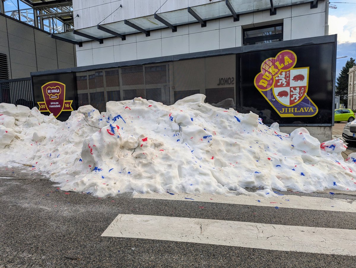 I přes aktuální vedra je to u nás v Jihlavě stále na zimní pneumatiky...