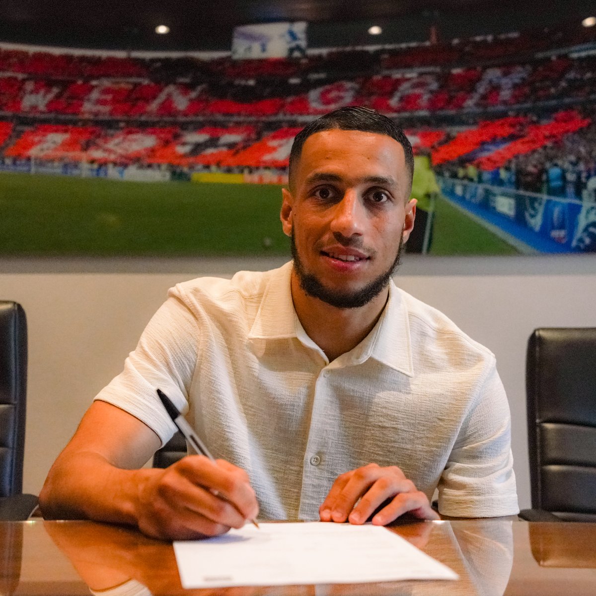EAGuingamp's tweet photo. ✍️ De passage en Côtes-d'Armor hier pour l'homologation de son contrat, le néo-Guingampais, 𝗔𝗺𝗶𝗻𝗲 𝗛𝗲𝗺𝗶𝗮 en a profité pour visiter les installations du #ProPark et se présenter au personnel du Club.
𝗗𝗲𝘂𝘁 𝗺𝗮𝘁 𝗼𝘂𝘁 𝗔𝗺𝗶𝗻𝗲 ❤️🔥🖤
#TeamEAG #WarRaok https://t.co/vwVOTidcJ1