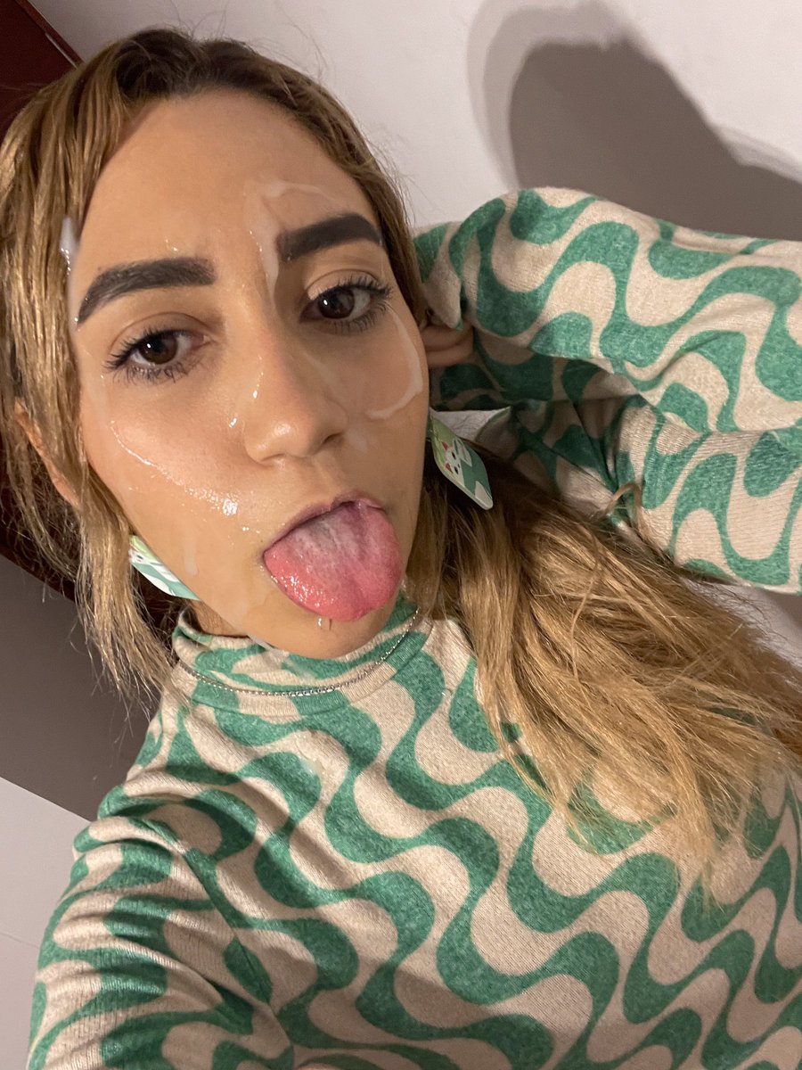 Ebnomy2's tweet photo. فتحت تلفيون اختي وفضلت اقلب فيه لقيت صورها كده تفتكروا مفتوحه ولا مقضيها مص بس https://t.co/FvecE1yTQl
