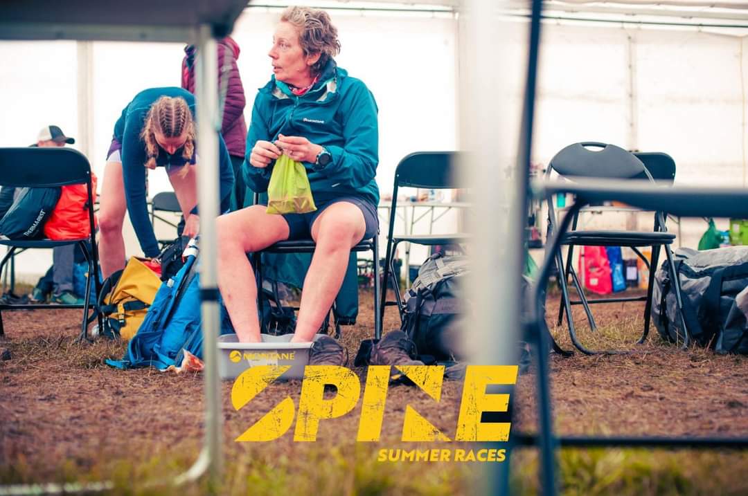 TheSpineRace's tweet photo. Among the volunteer family helping to put these sometimes broken runners back together again are Nicky Spinks whose been putting her experience to good use helping the Spiners on their way.
Live tracking: https://t.co/PnBLo1J0xc
#spine #summerspine https://t.co/d9LXOdOjS9