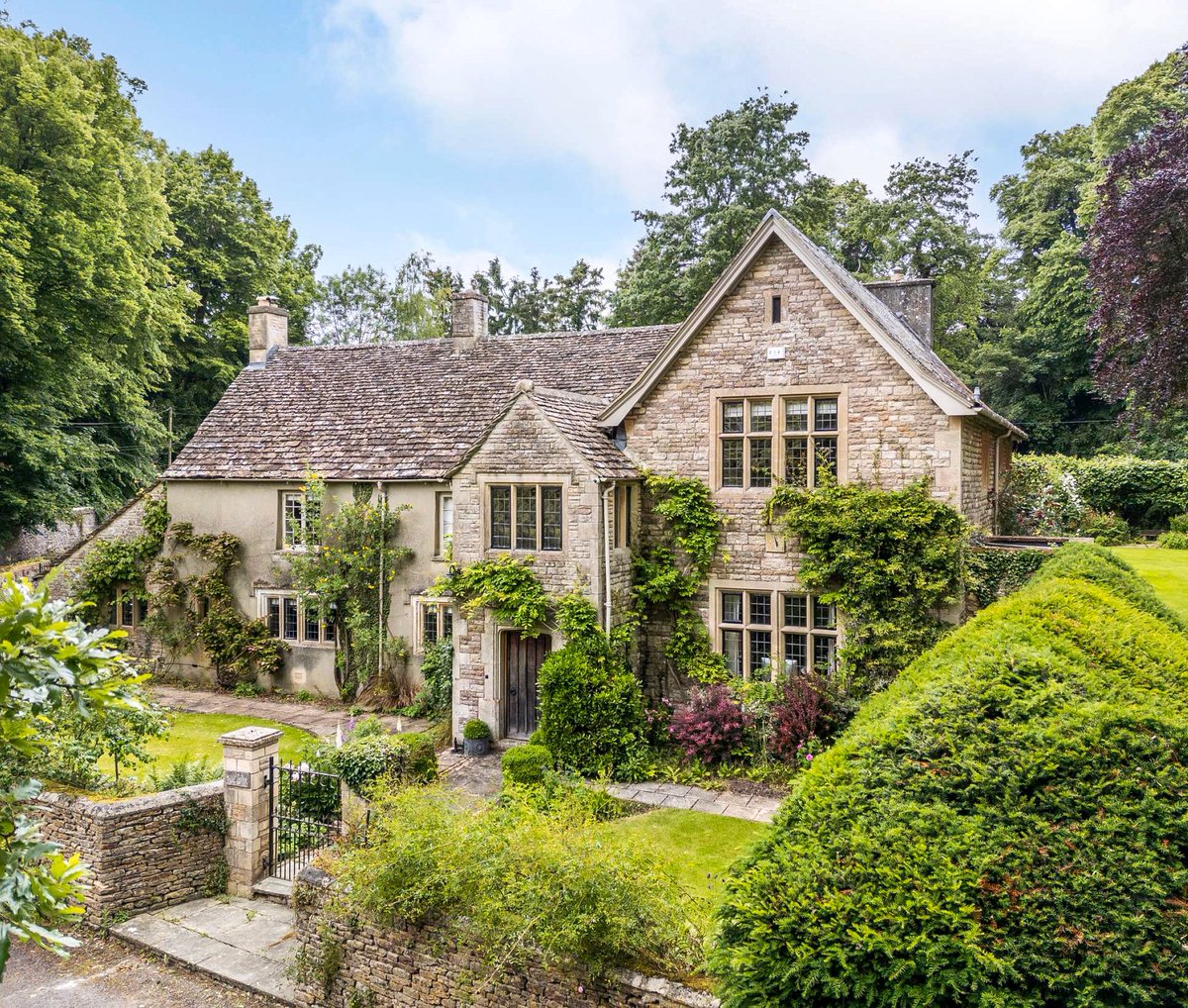 FullerSearch's tweet photo. The #OldRectory is a meticulously restored & charming 17th-C. home in Ampney Crucis. This grand property boasts spacious entertaining areas, a wonderful contemporary twist that links to the coach house, & stunning gardens with mature trees.
On with The Country House Department. https://t.co/xxOeM9wn18