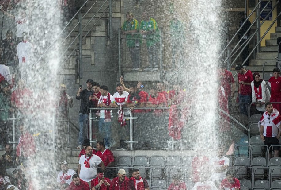 UtdCal92's tweet image. Didn’t realise old Trafford was being used at the euros😂#leakyroof