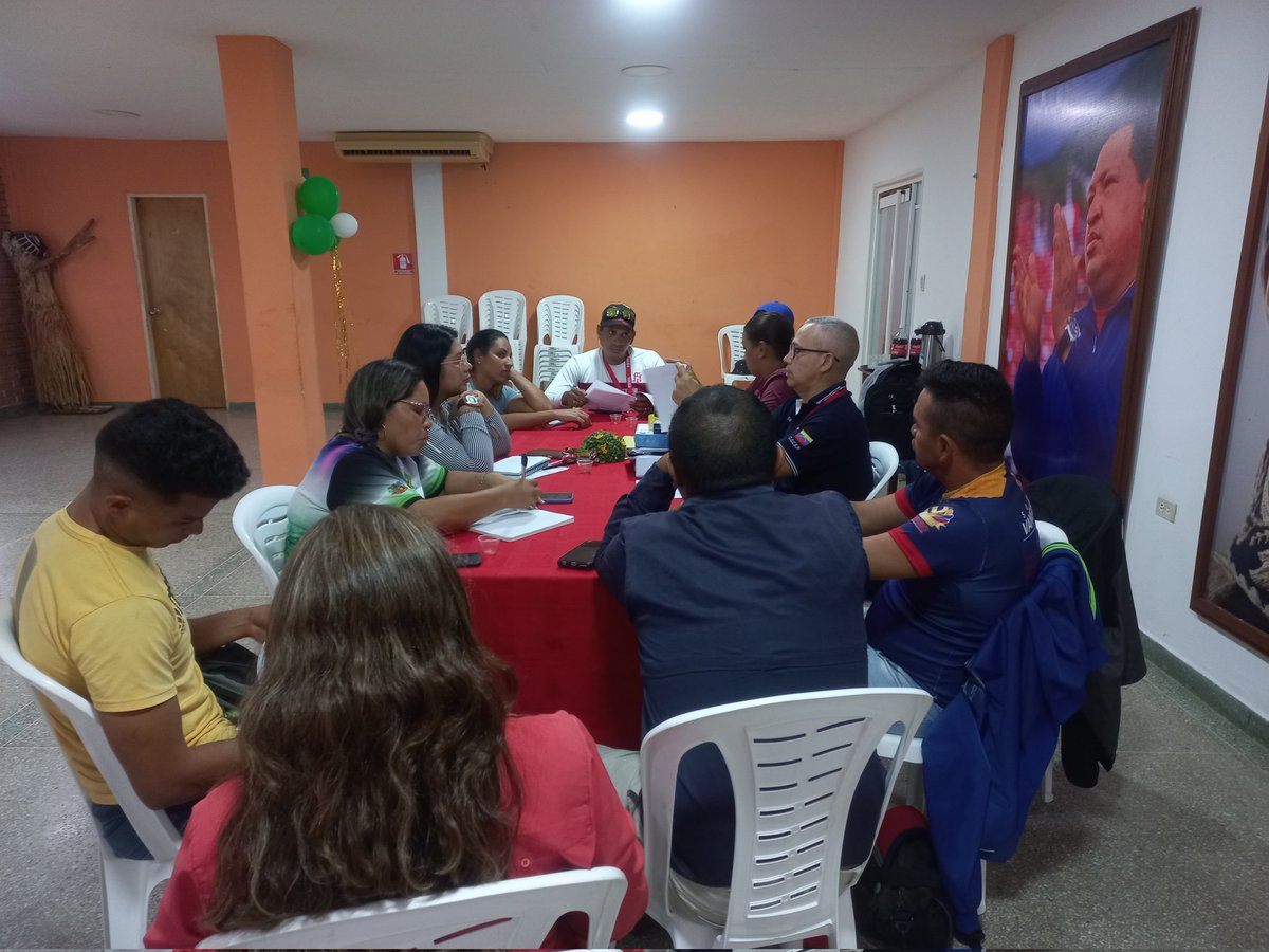 SunagroAma's tweet photo. 📸 Este lunes #17Jun el comisionado especial del @MinAlimenVen G/B Fernando Prieto Ventura, Gerente Nacional de CUSPAL, se reunió con todo el Estado Mayor de Alimentación de Amazonas, para discutir sobre los avances de las tareas orientadas por el Ministro.
#ConMaduroEsMásSeguro https://t.co/Ca3UZu9WOy