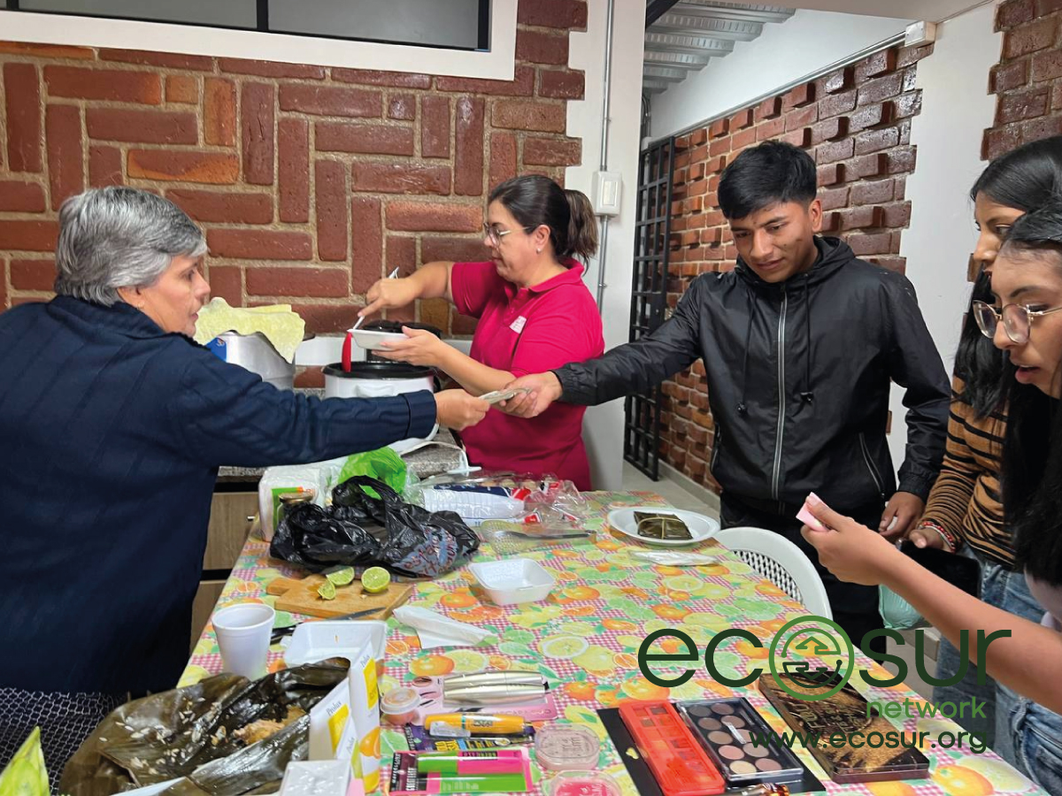 Todos los miércoles de 8h30 a 12h30 estamos con con nuestra Feria de Productores, donde siempre podrás encontrar productos sanos para que tu alimentación sea la mas adecuada.
Ubícanos en las calles Brasil entre Esmeraldas y Boyacá de la ciudad de Riobamba.
#FeriaDeProductores