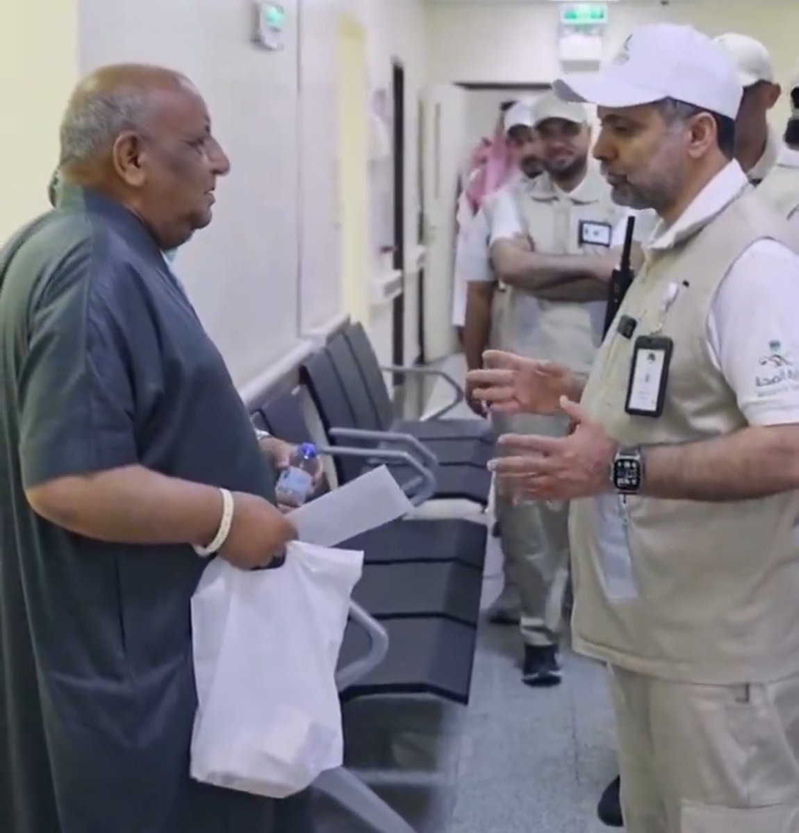 سمات عامة لنقاط القوة في صناعة التواصل خلال حج هذا العام:

قوة الخطاب 🟰 وزير الداخلية
الظهور الميداني 🟰 وزير الصحة
ظهور شبكات التواصل🟰وزير الحج والعمرة
التعامل الإعلامي 🟰 وزير الإعلام
التغطية التكاملية 🟰وزير النقل والخدمات اللوجستية
قوة الرسالة 🟰 وزارة الداخلية
صناعة القصص