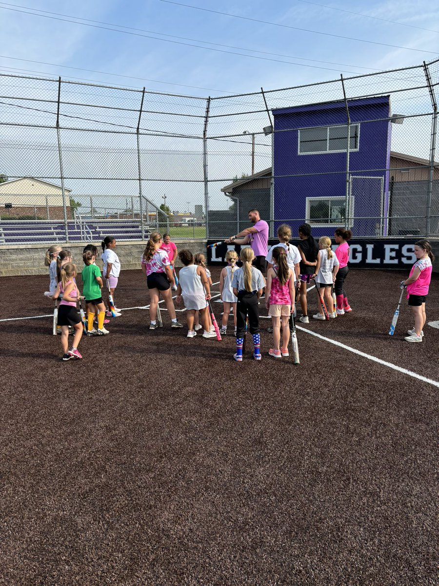 zdurham14's tweet photo. Great morning at CHS softball camp!  @Cville_Ath https://t.co/5nEGUPezp7
