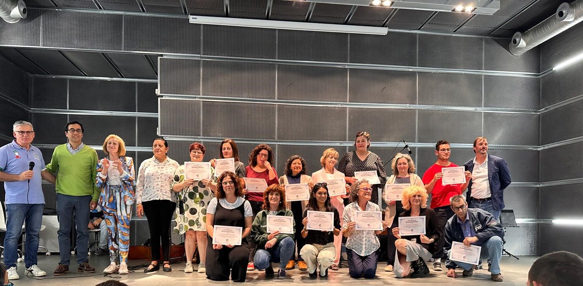 PlatVolPalencia's tweet photo. ¡Buenas tardes palentinos y palentinas!
El pasado 11 de junio tuvimos la celebración del día del voluntariado y os dejamos por aquí una fotito grupal preciosa y emotiva como lo fue también la celebración y, por supuesto...
¡GRACIAS, GRACIAS, GRACIAS! https://t.co/oHmNg6b1ae