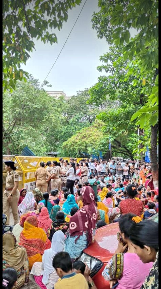 d_ghongade's tweet photo. गरीबांचा वाली असल्याचे ढोंग करणारे कुठं गेलें...?आरे लाजा वाटुद्या भर पावसाच्या तोंडावर लोकांना रस्त्यावर घेऊन आलात याच साठी का हात जोडत मतदान मागायला येता..
घोडा मैदान लांब नाही.हे लक्षात ठेवा.
Stand with #jay_bhim_nagar @TV9Marathi @BBCWorld @zee24taasnews @CMOMaharashtra @ANI https://t.co/CtVyTyim4K