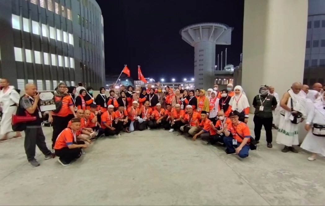 Selama mabit di Mina jemaah haji Gaido travel melontar jumroh 3 hari yaitu tangan 10. 11 dan 12 Dzulhijjah 1445 dalam pelaksanaan nya di bagikan 3 kaos Jersey. Jersey haji 2024, Jersey polo dan Jersey ulangtahun Gaido travel ke 21 tahun