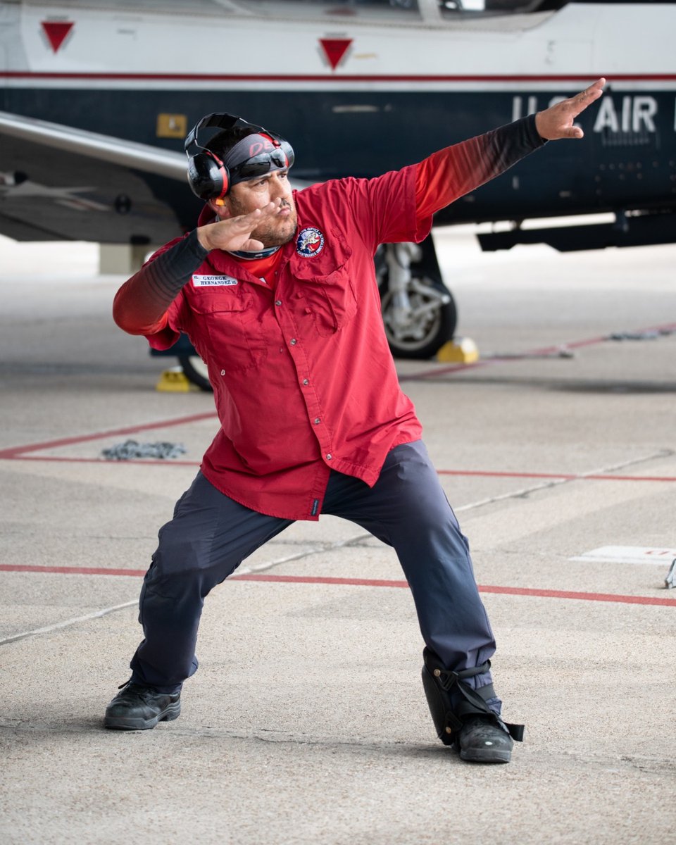 AETCommand's tweet image. Salute to our unbeatable T-6A Texan II maintenance team at @LaughlinAFB! Keeping  #TheFirstCommand&apos;s Undergraduate Pilot Training on track .🛫  Remember, the flight towards success begins on the ground! 💯😎