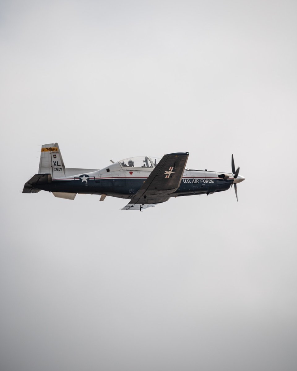 AETCommand's tweet image. Salute to our unbeatable T-6A Texan II maintenance team at @LaughlinAFB! Keeping  #TheFirstCommand&apos;s Undergraduate Pilot Training on track .🛫  Remember, the flight towards success begins on the ground! 💯😎