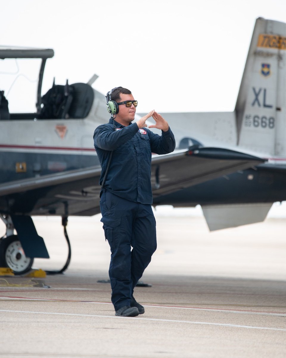 AETCommand's tweet image. Salute to our unbeatable T-6A Texan II maintenance team at @LaughlinAFB! Keeping  #TheFirstCommand&apos;s Undergraduate Pilot Training on track .🛫  Remember, the flight towards success begins on the ground! 💯😎