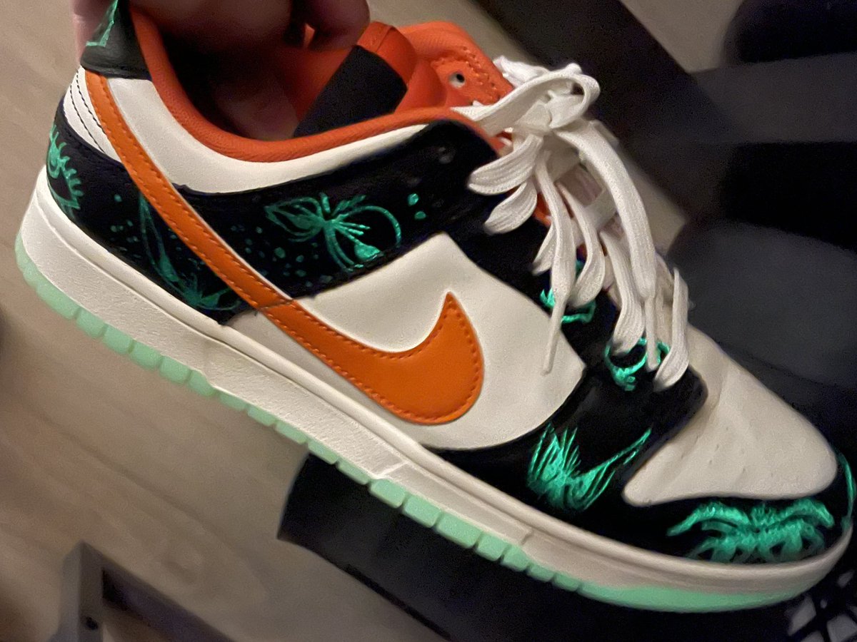 Fredimator's tweet photo. Day 18 of my Dunk challenge is inspired by @ZombieRob333 after he posted his Mummy Dunks, which I still need. Im a size 10-10.5 if anyone has any leads!
Behold, the Nike Dunk Low PRM ‘Halloween’ with subtle glow in the dark graphics and outsole.
#dunkthefud #dunkchallenge https://t.co/DCQERWnmOj