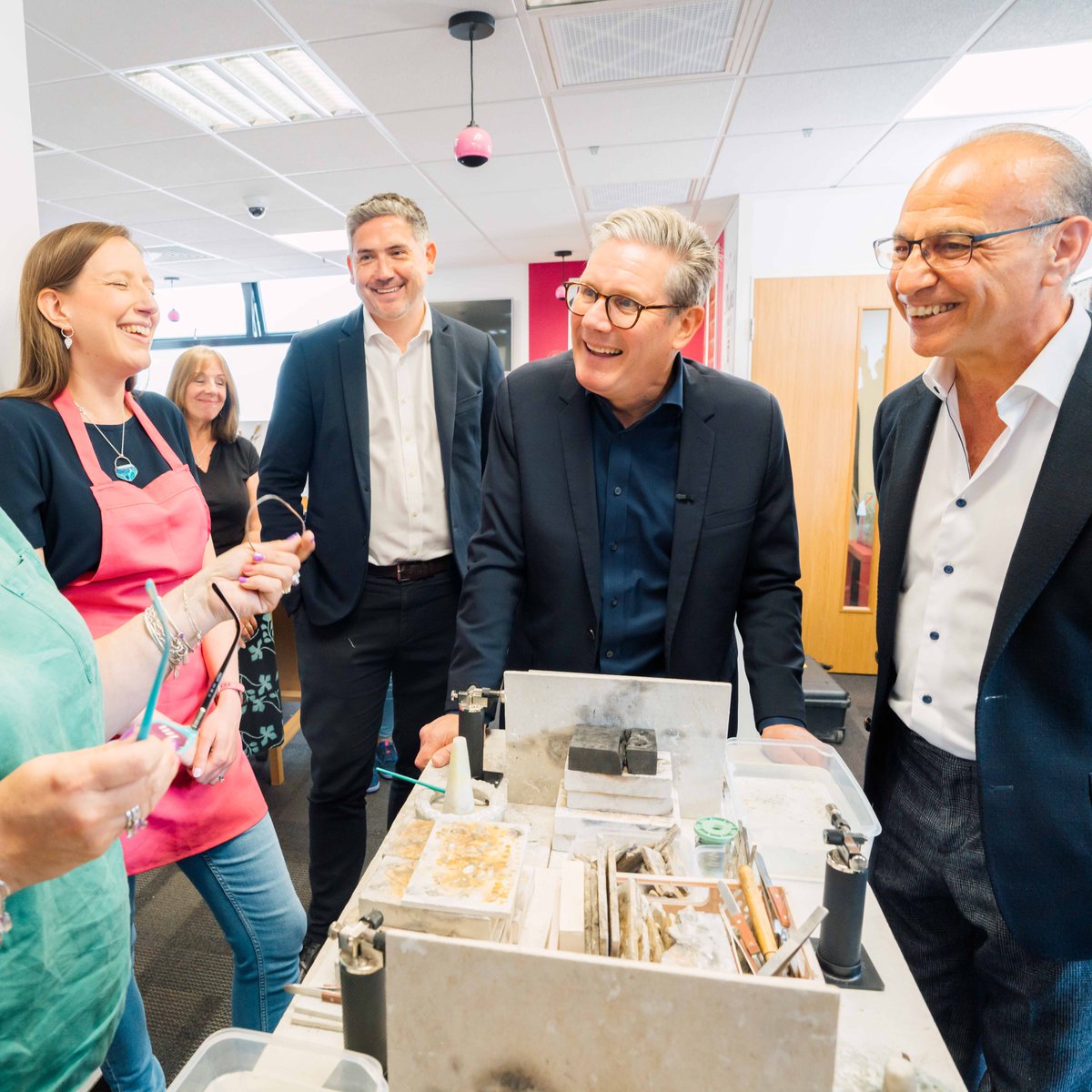 LukeMLabour's tweet photo. Small business is the lifeblood of Basingstoke's economy

Fantastic to welcome @Keir_Starmer &amp; @TheoPaphitis to discuss our plans to help small business &amp; breathe new life into the Top of Town

Great to showcase two Basingstoke businesses: 
@hants_sch_jewel &amp; The Gabardine https://t.co/Lbh7hrOMVX