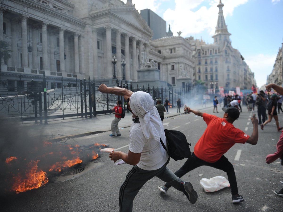 ¿Se acuerdan cuando algunas personas SÍ tiraron piedras al Congreso (más precisamente al despacho de CFK, previamente marcado con balas de pintura) y que ninguno terminó ni siquiera demorado?